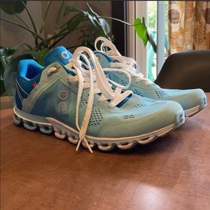 ON Cloud blue running sneakers EUC size 9